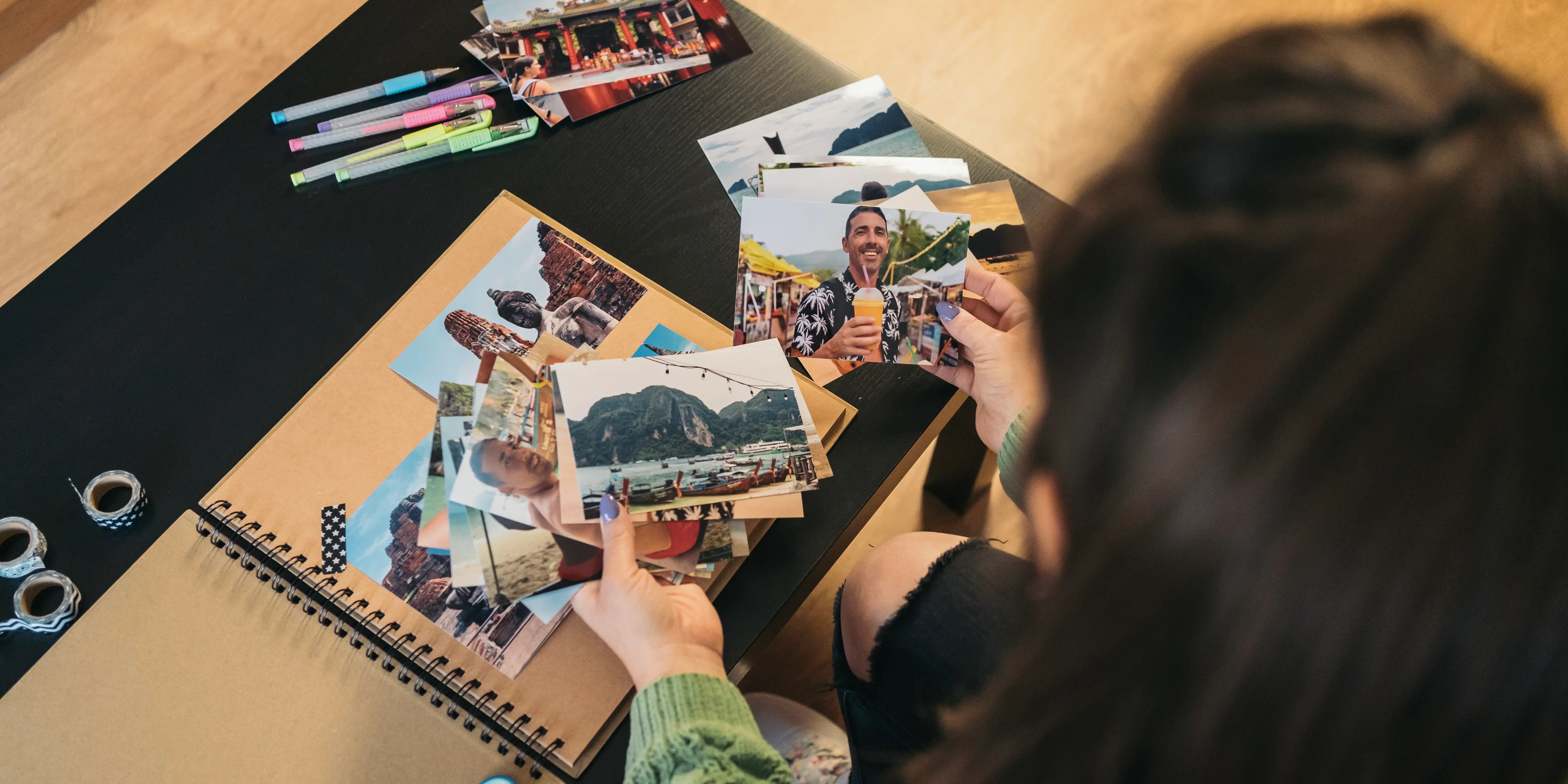 Mujer ordenando álbum de fotos. Fotos para tus viajes