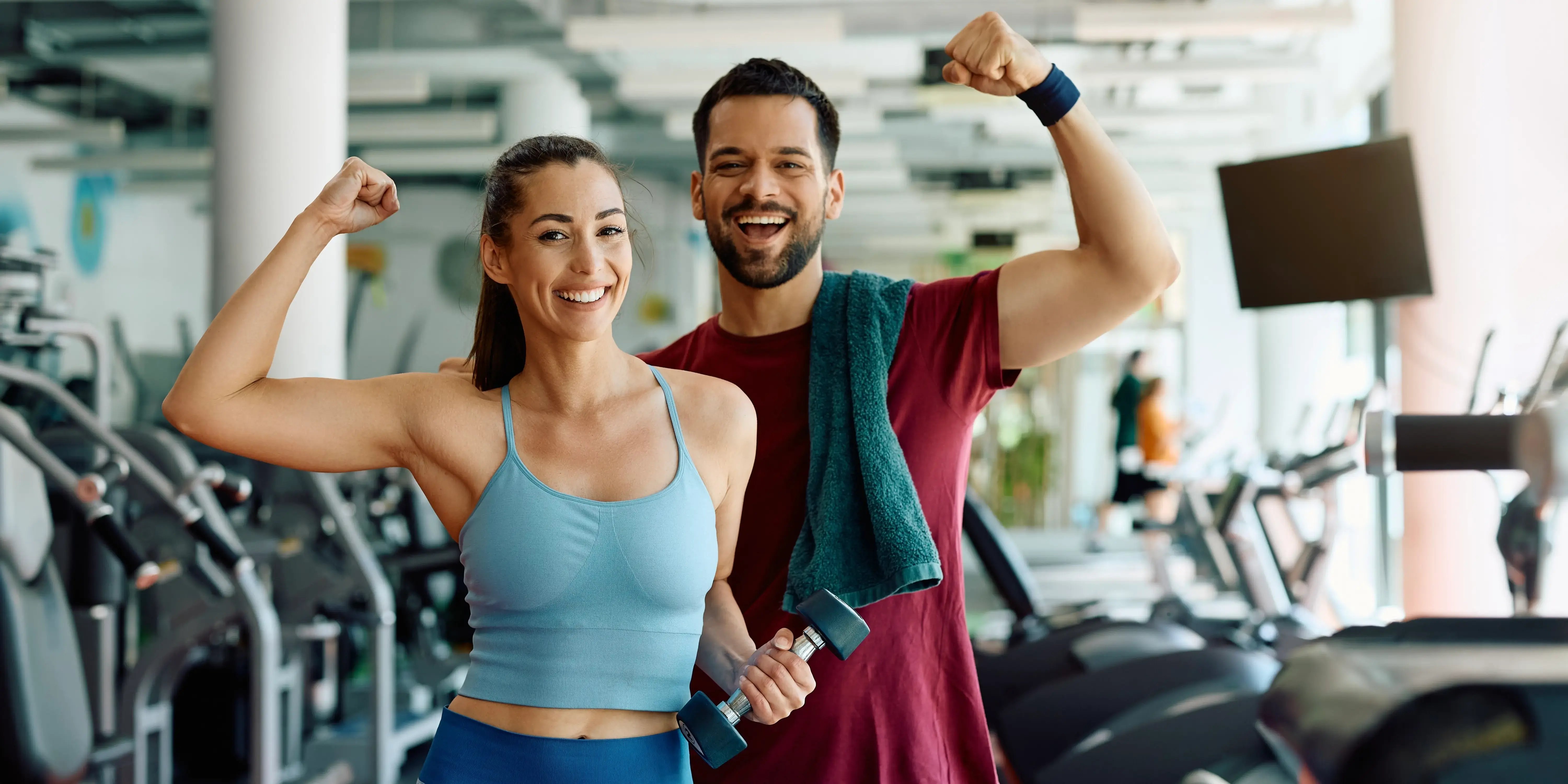 pareja levantando los brazos en el gym. Qué es el sedentarismo