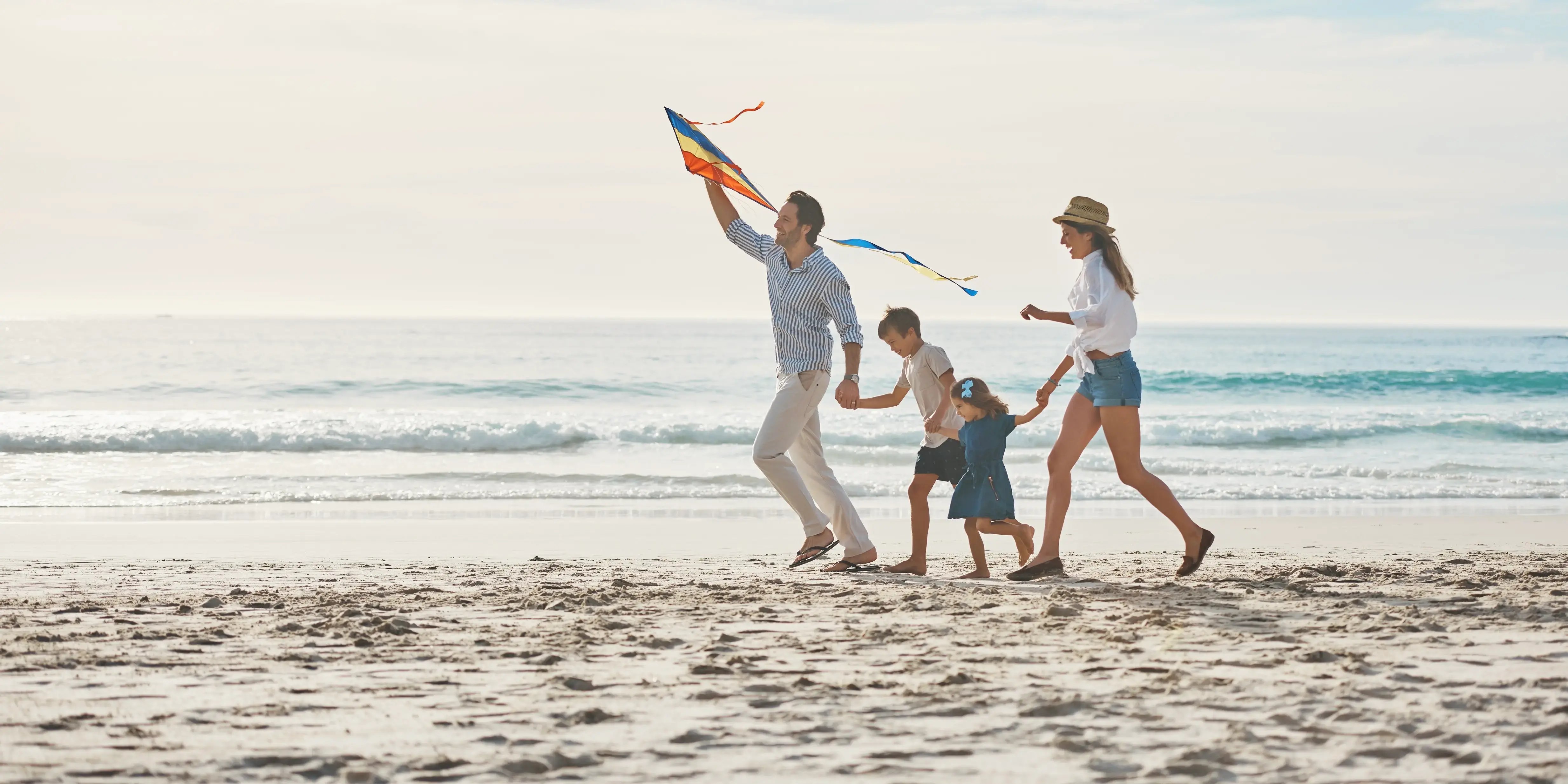 Familia caminando en la arena. Playas cercanas a Mérida