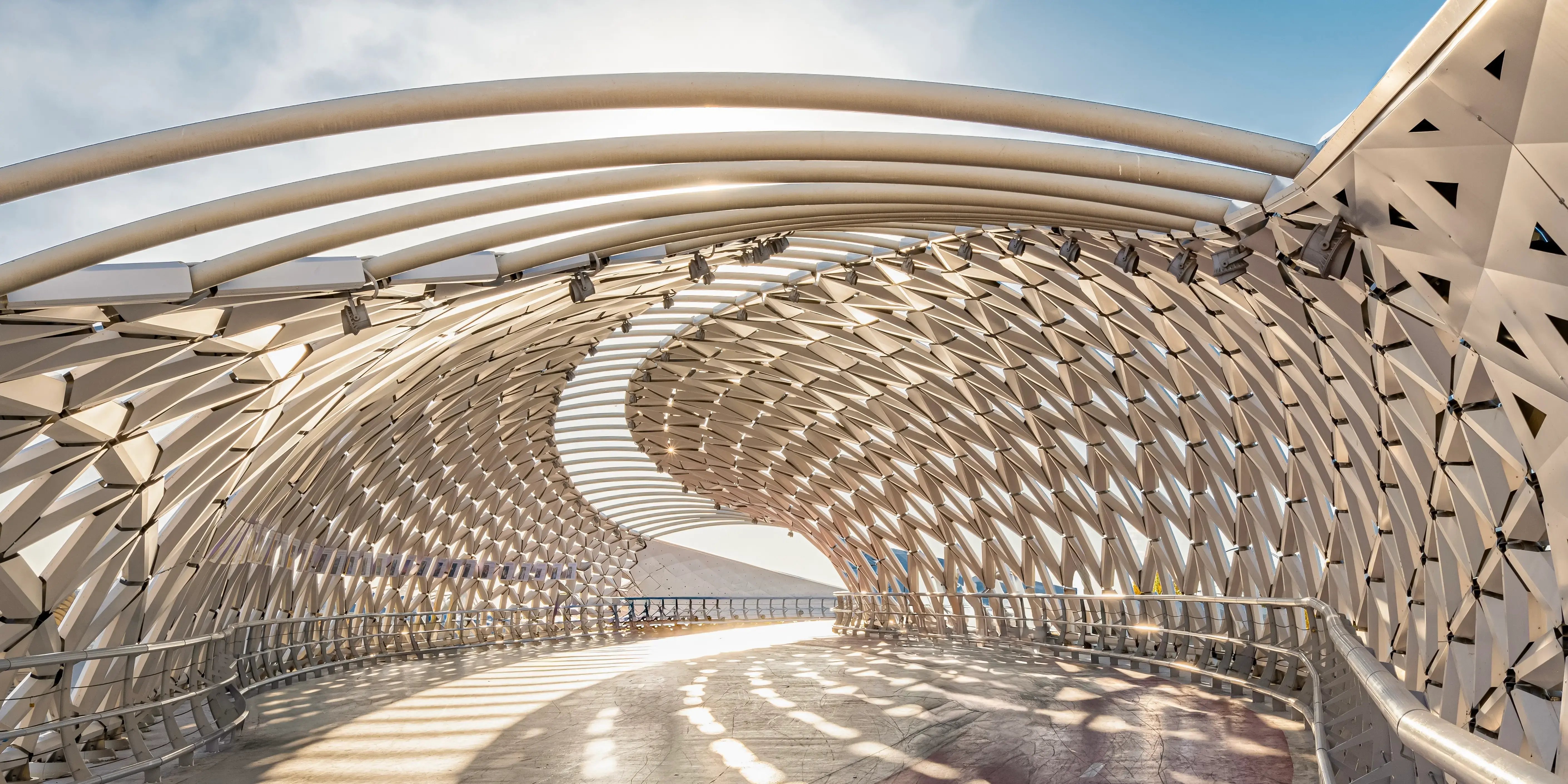 Puente de diseño arquitectónico innovador e infraestructura urbana contemporánea