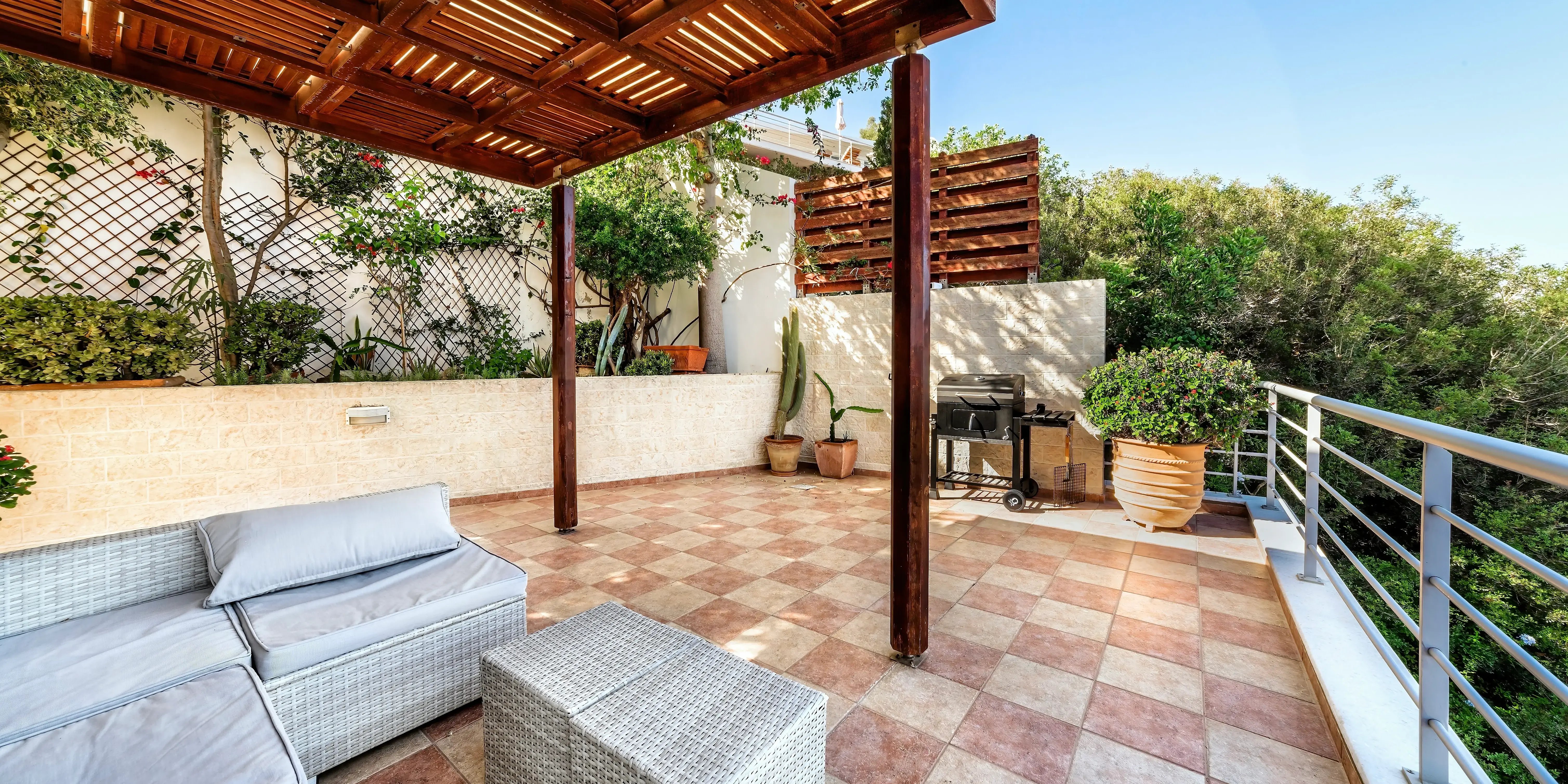 Terraza con sillones, pérgola y asador. Transformar tu terraza.