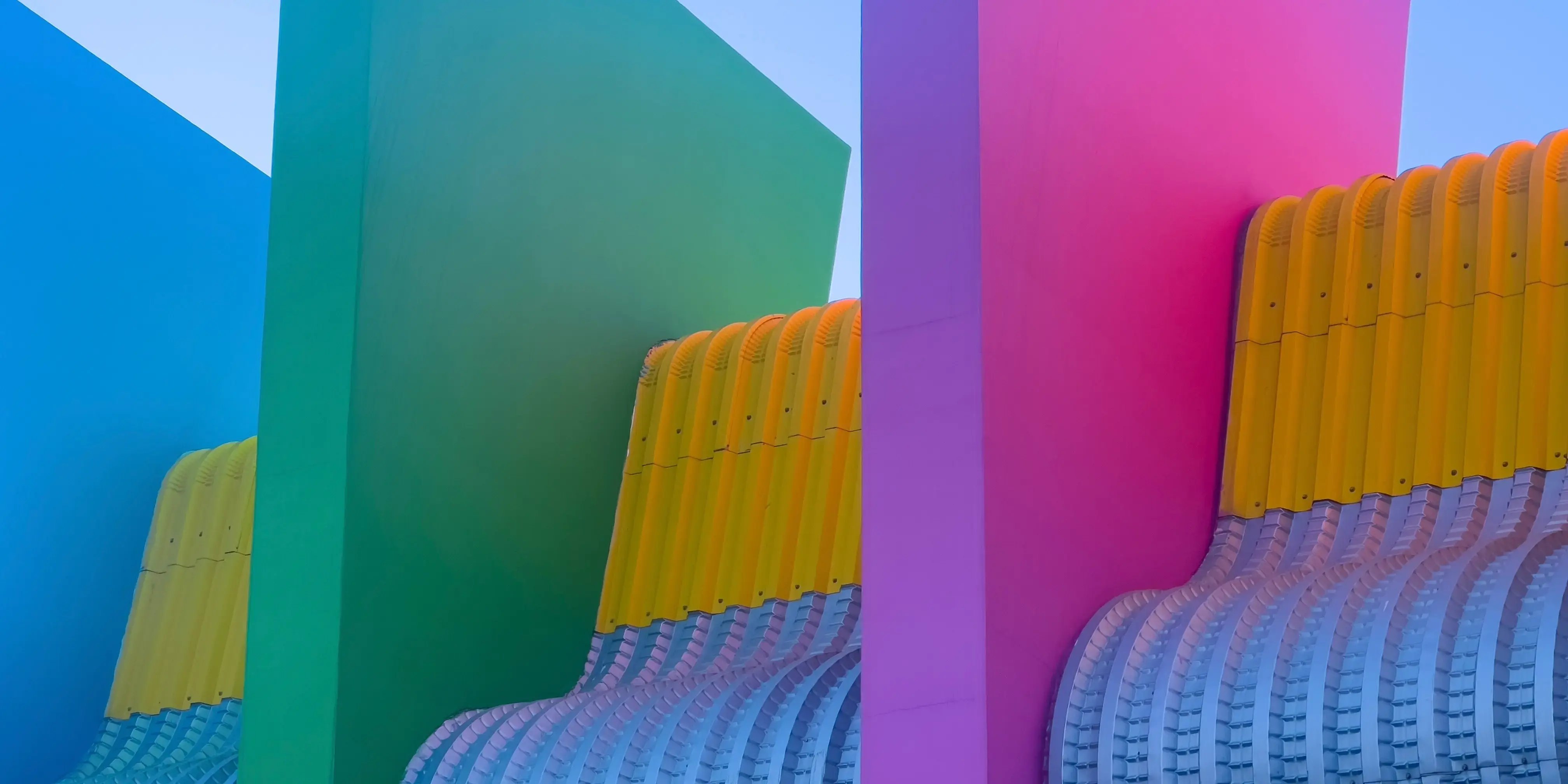 Estructura de arquitectura mexicana contemporánea multicolor que muestra colores audaces y diseño moderno.