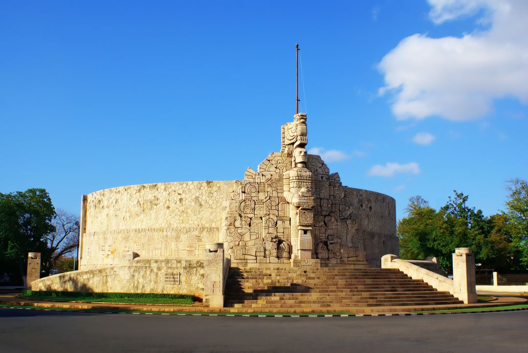El monumento a la patria, hay una escultura hierática maya, con adornos mayas al rededor. Está al centro de una glorieta. 