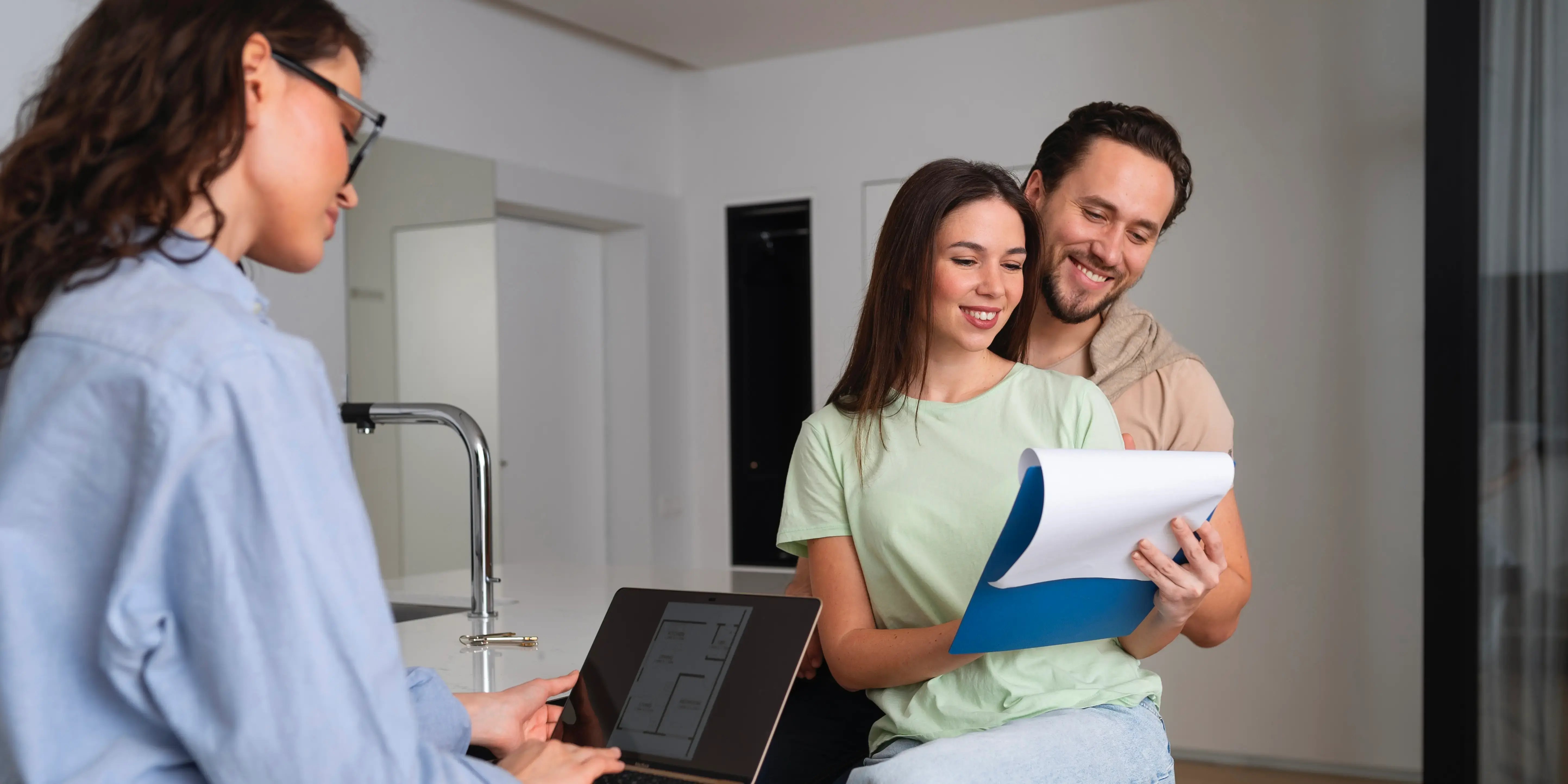 Bróker y pareja viendo trámites. Propiedades en preventa