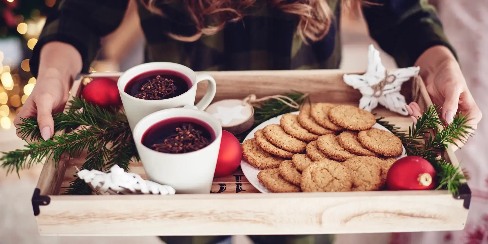 Charola con galletas navideñas y ponche.Brunch navideño