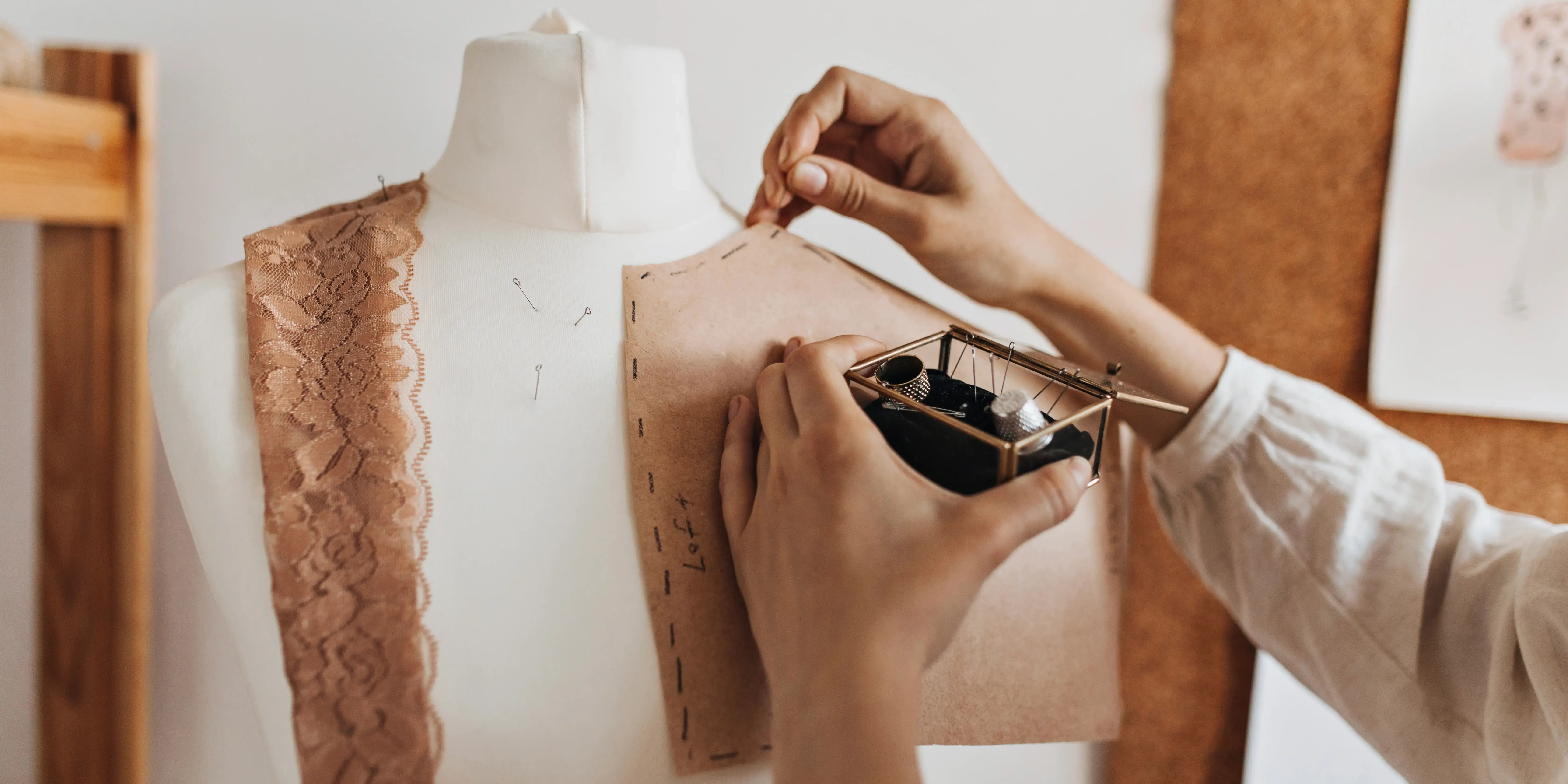 Mujer con maniquí. Alta costura