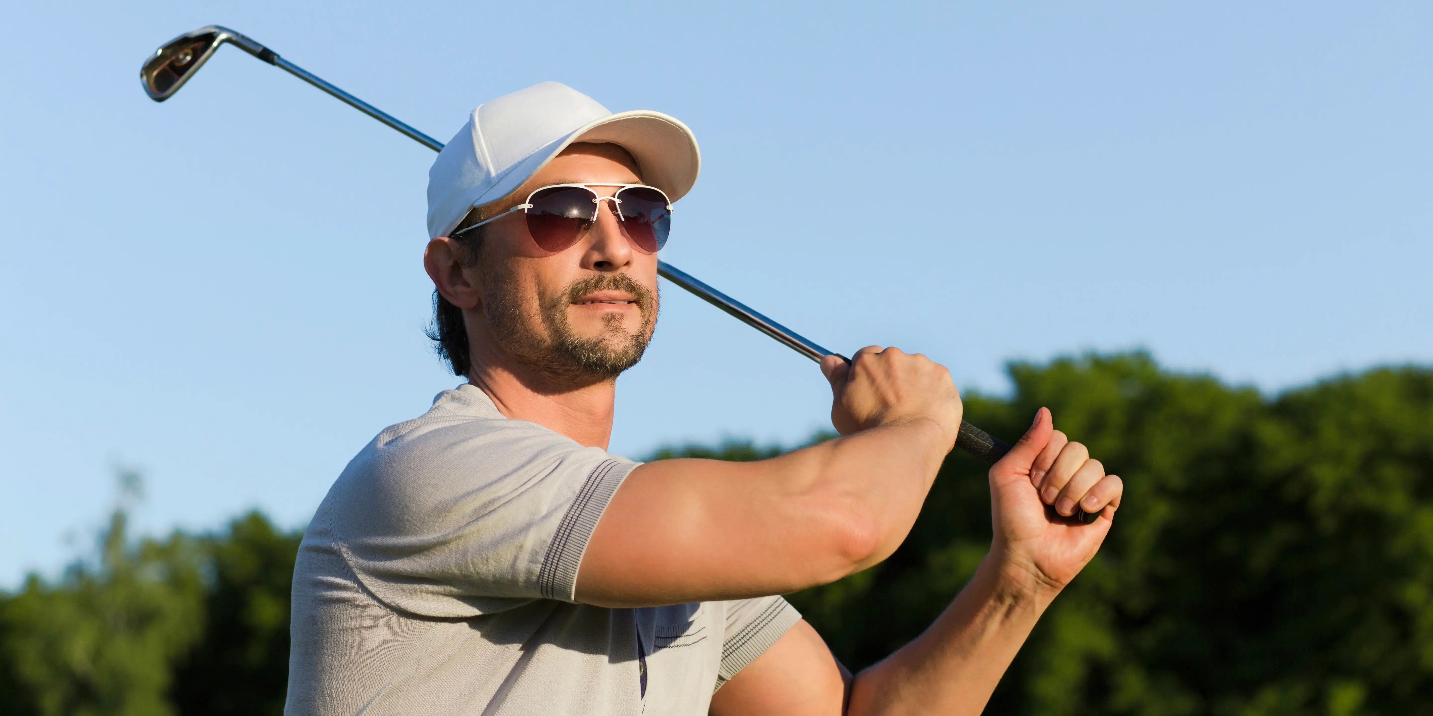 Hombre con. palo de golf. Dias de golf.